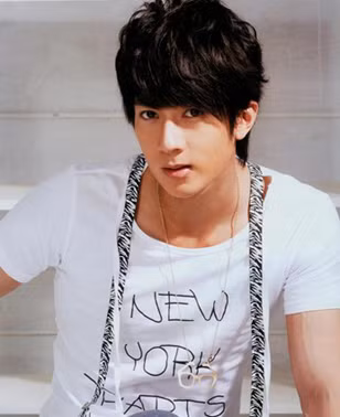 Nam ca sĩ, diễn viên Ngô Tôn tốt nghiệp Đại học RMIT của Australia, anh chàng điển trai sinh năm 1979 sinh ra và lớn lên ở Brunei. Hiện tại, ngoài vai trò là diễn viên và ca sĩ, Ngô Tôn còn là CEO của một phòng gym lớn ở Đài Loan. Ảnh.Sohu.