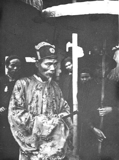 Một vị quan chủ khảo (giám khảo hay giám thì coi thi bây giờ) tại trường thi Nam Định 1897.