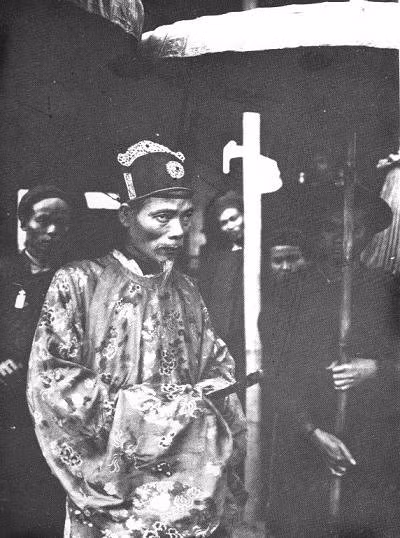 Một vị quan chủ khảo (giám khảo hay giám thì coi thi bây giờ) tại trường thi Nam Định 1897.