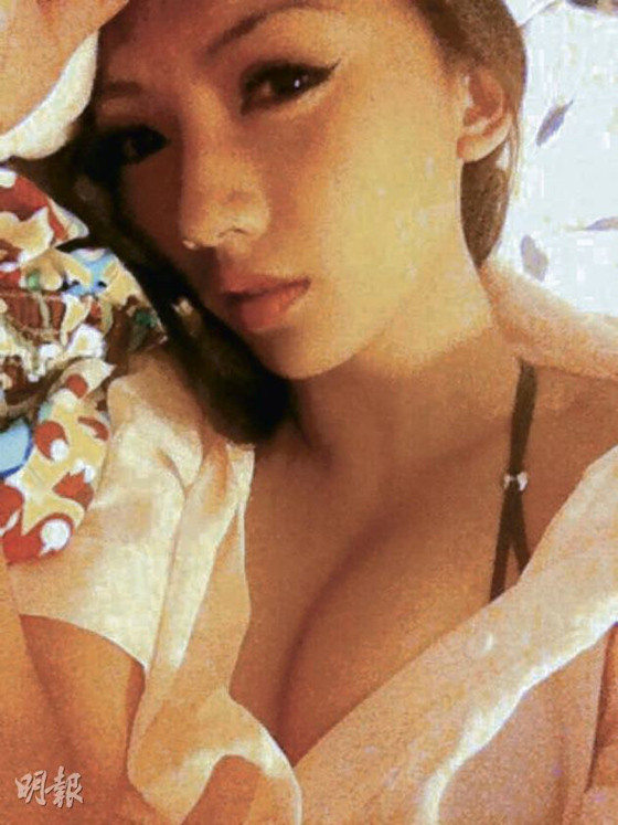 Một trong những tấm hình của Chung Lệ được cho là chụp chung trên giường cùng bạn trai khi hai người cùng đi du lịch đến Thái Lan. Ảnh. Shjnet. Một trong những tấm hình của Chung Lệ được cho là chụp chung trên giường cùng bạn trai khi hai người cùng đi du lịch đến Thái Lan. Ảnh. Shjnet.