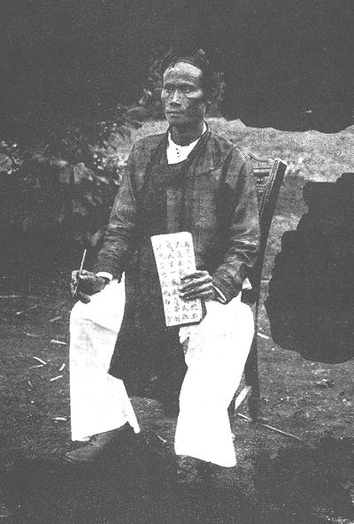 Một học trò với sách chữ Nho Thánh hiền và cây bút lông. Do ảnh hưởng của Khổng Mạnh, xã hội Việt Nam rất coi trọng các nhà nho giáo. Phần đông những quan lại đều được tuyển chọn từ tầng lớp học thức này.