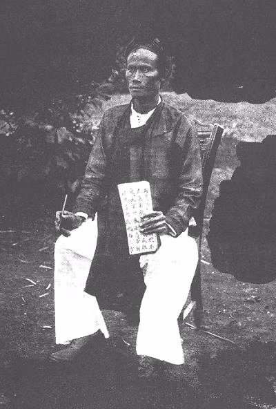 Một học trò với sách chữ Nho Thánh hiền và cây bút lông. Do ảnh hưởng của Khổng Mạnh, xã hội Việt Nam rất coi trọng các nhà nho giáo. Phần đông những quan lại đều được tuyển chọn từ tầng lớp học thức này.