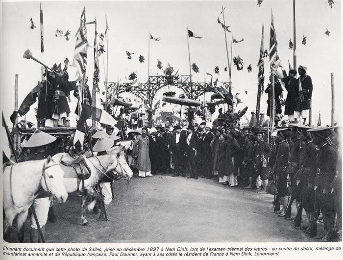 Ngày vinh danh những thí sinh đỗ đạt tại trường thi Nam Định 1897. Người có nhiệm vụ xướng danh tên các sĩ tử đỗ đạt bằng cách cầm một chiếc loa, đứng trên cao và đọc rõng rạc họ tên, quê quán của sĩ tử đó.