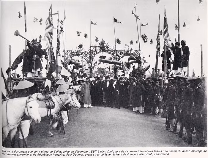 Ngày vinh danh những thí sinh đỗ đạt tại trường thi Nam Định 1897. Người có nhiệm vụ xướng danh tên các sĩ tử đỗ đạt bằng cách cầm một chiếc loa, đứng trên cao và đọc rõng rạc họ tên, quê quán của sĩ tử đó.