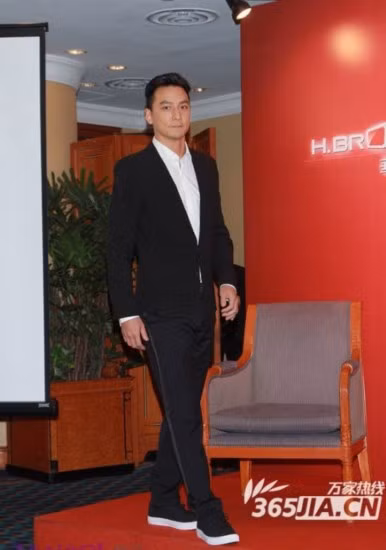 Nam diễn viên Hồng Kông Ngô Ngạn Tổ tốt nghiệp khoa Kiến trúc Đại học Oregon của Mỹ. Ngô Ngạn Tổ sinh ra ở San Francisco và sinh sống tại California. Năm 1997 anh trở về Hồng Kông theo nghiệp diễn và làm người mẫu. Năm 2004 anh giành giải Kim Mã cho bộ phim “Câu chuyện cảnh sát” với danh hiệu Nam diễn viên chính xuất sắc nhất. Cùng năm, anh giành giải Đạo diễn mới xuất sắc nhất tại LHP Hồng Kông Kim Tượng lần thứ 26. Ảnh 365Jia.