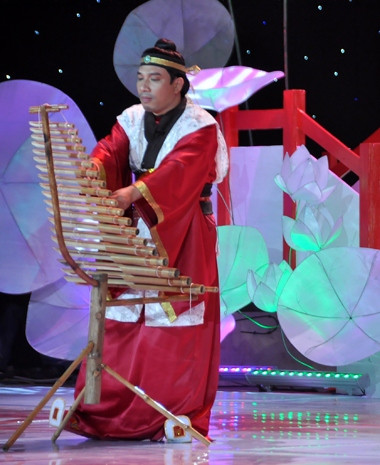 Táo Kinh tế (Quang Thắng) bỗng hóa nghệ sĩ chơi ... đàn. Bộ phục trang táo Kinh tế diện chẳng khác nào các nhạc công chuyên nghiệp trong cung đình của vua chúa. Chắc chắn việc thay đổi style này sẽ mang lại nhiều thú vị cho khán giả. Táo Kinh tế (Quang Thắng) bỗng hóa nghệ sĩ chơi ... đàn. Bộ phục trang táo Kinh tế diện chẳng khác nào các nhạc công chuyên nghiệp trong cung đình của vua chúa. Chắc chắn việc thay đổi style này sẽ mang lại nhiều thú vị cho khán giả.