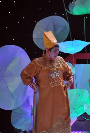 Táo Giao thông (Chí Trung) vẫn ôm cái bụng trống đi chầu như mọi năm. Kiểu dáng và hoa văn trên trang phục táo Giao thông khá giống với trang phục Cô Đẩu. Điểm khác nằm ở màu sắc và phần tay áo bo tròn (thay vì ống tay rộng như Cô Đẩu). Táo Giao thông (Chí Trung) vẫn ôm cái bụng trống đi chầu như mọi năm. Kiểu dáng và hoa văn trên trang phục táo Giao thông khá giống với trang phục Cô Đẩu. Điểm khác nằm ở màu sắc và phần tay áo bo tròn (thay vì ống tay rộng như Cô Đẩu).