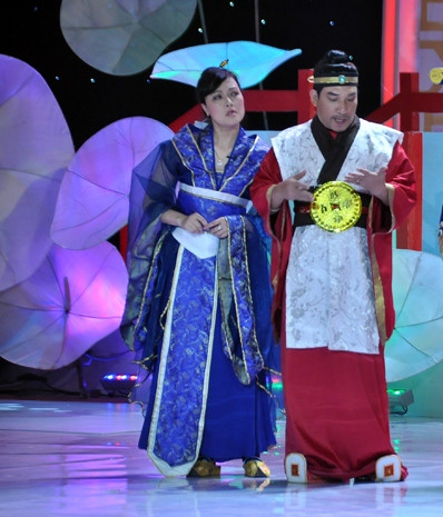 Cặp bài trùng "song tế" : Kinh tế - Y tế với trang phục và màn biểu diễn độc đáo chắc chắn sẽ mang lại nhiều tiếng cười sảng khoái cho khán giả. Cặp bài trùng "song tế" : Kinh tế - Y tế với trang phục và màn biểu diễn độc đáo chắc chắn sẽ mang lại nhiều tiếng cười sảng khoái cho khán giả.