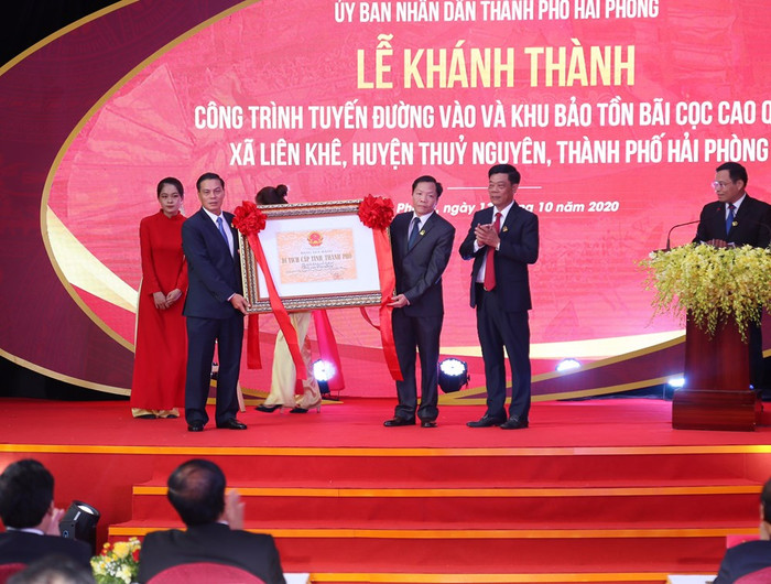 Ông Nguyễn Văn Tùng, Chủ tịch Ủy ban nhân dân thành phố Hải Phòng trao Bằng xếp hạng Di tích thành phố đối với Di tích khảo cổ - lịch sử Bãi cọc Cao Quỳ. (Ảnh: CTV) Ông Nguyễn Văn Tùng, Chủ tịch Ủy ban nhân dân thành phố Hải Phòng trao Bằng xếp hạng Di tích thành phố đối với Di tích khảo cổ - lịch sử Bãi cọc Cao Quỳ. (Ảnh: CTV)