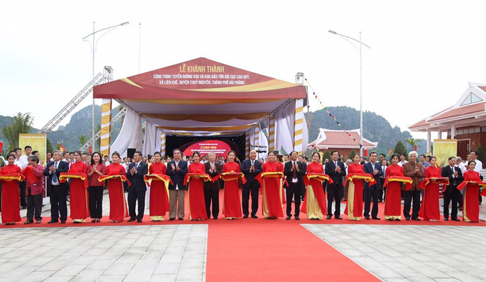 Thủ tướng Chính phủ Nguyễn Xuân Phúc cùng các đại biểu cắt băng khánh thành công trình tuyến đường vào và khu bảo tồn bãi cọc Cao Quỳ (huyện Thủy Nguyên, Hải Phòng) (Ảnh: CTV) Thủ tướng Chính phủ Nguyễn Xuân Phúc cùng các đại biểu cắt băng khánh thành công trình tuyến đường vào và khu bảo tồn bãi cọc Cao Quỳ (huyện Thủy Nguyên, Hải Phòng) (Ảnh: CTV)