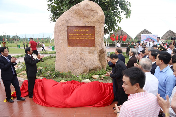 Thủ tướng Nguyễn Xuân Phúc trồng cây lưu niệm tại Khu bảo tồn bãi cọc Cao Quỳ, xã Liên Khê, huyện Thủy Nguyên, Hải Phòng (Ảnh: CTV) Thủ tướng Nguyễn Xuân Phúc trồng cây lưu niệm tại Khu bảo tồn bãi cọc Cao Quỳ, xã Liên Khê, huyện Thủy Nguyên, Hải Phòng (Ảnh: CTV)