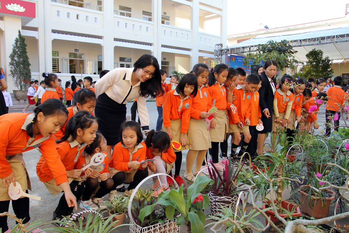 Các em học sinh được trải nghiệm ngay tại khuôn viên sân trường (Ảnh: Lã Tiến) Các em học sinh được trải nghiệm ngay tại khuôn viên sân trường (Ảnh: Lã Tiến)