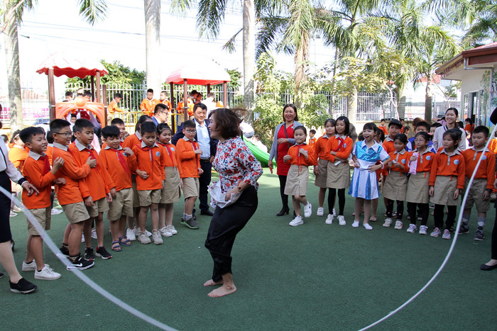 Cô giáo Vũ Thị Kim Vân, Hiệu trưởng Trường Tiểu học Hải Thành tham gia các trò chơi dân gian với các em học sinh (Ảnh: Lã Tiến) Cô giáo Vũ Thị Kim Vân, Hiệu trưởng Trường Tiểu học Hải Thành tham gia các trò chơi dân gian với các em học sinh (Ảnh: Lã Tiến)