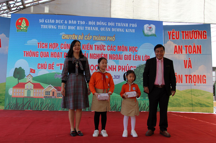 Lãnh đạo Phòng Giáo dục Tiểu học (Sở Giáo dục và Đào tạo Hải Phòng) trao quà tặng các em học sinh tham gia trò chơi trả lời câu hỏi (Ảnh: Lã Tiến) Lãnh đạo Phòng Giáo dục Tiểu học (Sở Giáo dục và Đào tạo Hải Phòng) trao quà tặng các em học sinh tham gia trò chơi trả lời câu hỏi (Ảnh: Lã Tiến)