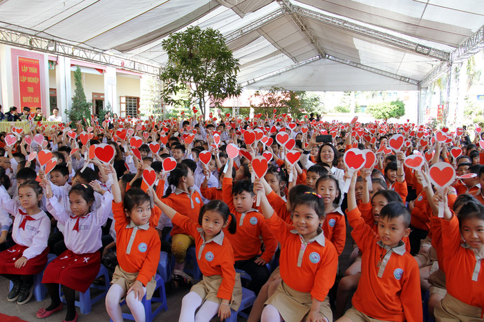 Cô và trò Trường Tiểu học Hải Thành cùng nhau xây dựng trường học hạnh phúc để mỗi ngày đến trường là một ngày vui (Ảnh: Lã Tiến) Cô và trò Trường Tiểu học Hải Thành cùng nhau xây dựng trường học hạnh phúc để mỗi ngày đến trường là một ngày vui (Ảnh: Lã Tiến)