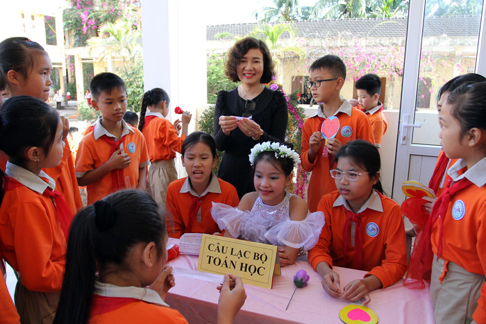 Các em học sinh tham gia góc câu lạc bộ Toán học (Ảnh: Lã Tiến) Các em học sinh tham gia góc câu lạc bộ Toán học (Ảnh: Lã Tiến)