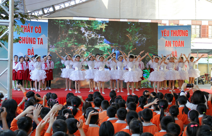 Các tiết mục văn nghệ đặc sắc do học sinh Trường Tiểu học Hải Thành biểu diễn (Ảnh: Lã Tiến) Các tiết mục văn nghệ đặc sắc do học sinh Trường Tiểu học Hải Thành biểu diễn (Ảnh: Lã Tiến)
