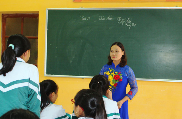 Cùng với việc giảng dạy kiến thức, cô giáo Phạm Thị Khơi còn dạy học sinh cách làm người (Ảnh: Nhân vật cung cấp) Cùng với việc giảng dạy kiến thức, cô giáo Phạm Thị Khơi còn dạy học sinh cách làm người (Ảnh: Nhân vật cung cấp)