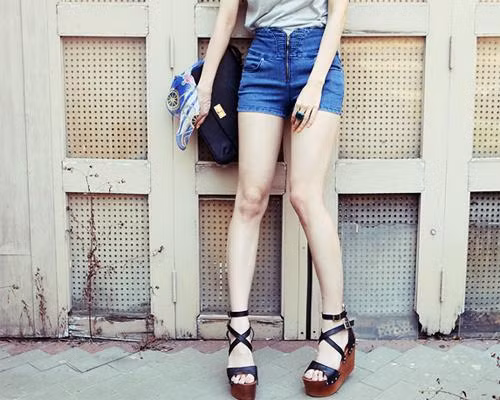 Quần short sexy Quần short không chỉ năng động, khỏe khoắn mà còn giúp phái đẹp phô diễn đôi chân thon nuột. Xem thêm: Bất chấp nắng nóng, cô dâu hóa "thiên thần" với váy cưới cực "cool"