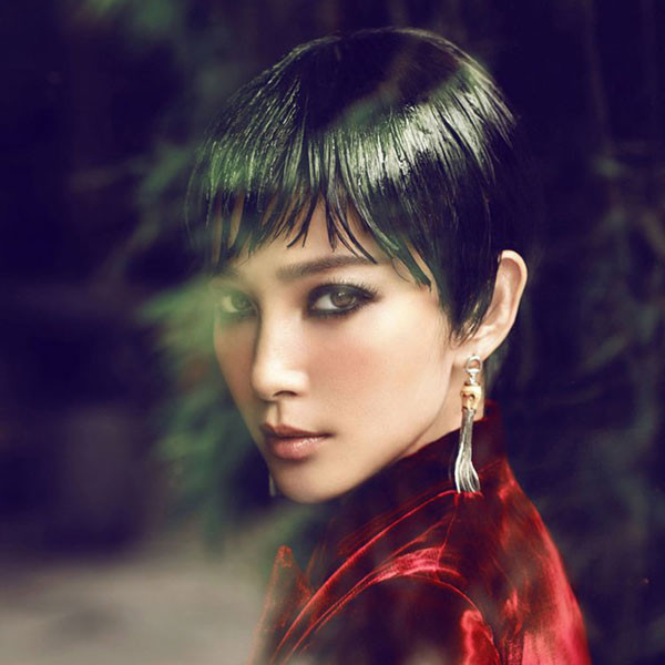 Lý Băng Băng phần 5 phim “Resident Evil: Retribution”. Trong loạt phim hành động của Hollywood này, người đẹp họ Lý vào vai nữ điệp viên bí ẩn Ada Wong, nhân vật này bắt đầu xuất hiện ngay từ phần 1 nhưng đến phần 2 mới “trở thành” một điệp viên chính thức. Ada Wong là nữ chiến binh mới xuất hiện bên cạnh Alice, trợ giúp cho cô trên con đường tiêu diệt zombie - âm mưu của tập đoàn Umbrella. Lý Băng Băng phần 5 phim “Resident Evil: Retribution”. Trong loạt phim hành động của Hollywood này, người đẹp họ Lý vào vai nữ điệp viên bí ẩn Ada Wong, nhân vật này bắt đầu xuất hiện ngay từ phần 1 nhưng đến phần 2 mới “trở thành” một điệp viên chính thức. Ada Wong là nữ chiến binh mới xuất hiện bên cạnh Alice, trợ giúp cho cô trên con đường tiêu diệt zombie - âm mưu của tập đoàn Umbrella.