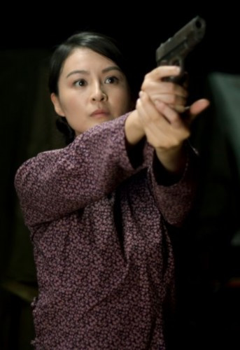 Đới Kiều Sảnh phim “Phát súng cuối cùng”. Vốn mệnh danh là một “tiểu quận chúa” bởi ngoại hình dễ thương, làn da trắng ngần, nụ cười ngọt ngào trên môi và được đo ni đóng giày cho những vai diễn tiểu thư công chúa. Thế nhưng trong bộ phim mới này, hình tượng một nữ điệp viên bí mật, một nữ giang hồ thâm nhập vào giới thượng lưu của Đới Kiều Sảnh đã hoàn toàn phá tan hình tượng một cô gái đáng yêu với vai nữ chính Thẩm Tuyết Thanh bên cạnh bạn diễn Bảo Kiếm Phong vai hạ đảng Trung cộng Trần Trạch, cả hai cùng dính vào một mối tính ngang trái, và để giải thoát cô đã dùng đến “phát súng cuối cùng”. Đới Kiều Sảnh phim “Phát súng cuối cùng”. Vốn mệnh danh là một “tiểu quận chúa” bởi ngoại hình dễ thương, làn da trắng ngần, nụ cười ngọt ngào trên môi và được đo ni đóng giày cho những vai diễn tiểu thư công chúa. Thế nhưng trong bộ phim mới này, hình tượng một nữ điệp viên bí mật, một nữ giang hồ thâm nhập vào giới thượng lưu của Đới Kiều Sảnh đã hoàn toàn phá tan hình tượng một cô gái đáng yêu với vai nữ chính Thẩm Tuyết Thanh bên cạnh bạn diễn Bảo Kiếm Phong vai hạ đảng Trung cộng Trần Trạch, cả hai cùng dính vào một mối tính ngang trái, và để giải thoát cô đã dùng đến “phát súng cuối cùng”.