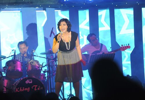 Xuân Nghi trên sân khấu phòng trà Không tên.