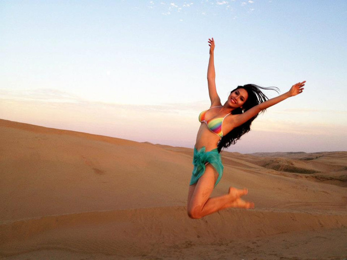 Hoàng My tạo dáng ở sa mạc Nội Mông. Ảnh: Facebook Miss World - Vietnam.