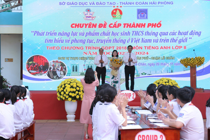 Lãnh đạo Sở Giáo dục và Đào tạo Hải Phòng tặng hoa cô giáo thực hiện chuyên đề (Ảnh: LT) Lãnh đạo Sở Giáo dục và Đào tạo Hải Phòng tặng hoa cô giáo thực hiện chuyên đề (Ảnh: LT)