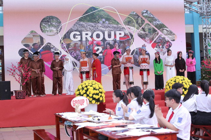 Phương pháp sân khấu hóa được sử dụng trong dạy tiếng Anh (Ảnh: LT) Phương pháp sân khấu hóa được sử dụng trong dạy tiếng Anh (Ảnh: LT)