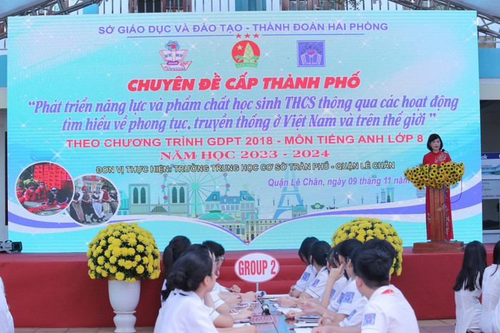 Cô giáo Lê Thị Minh Tâm – Hiệu trưởng THCS Trần Phú phát biểu đề dẫn chuyên đề (Ảnh: LT) Cô giáo Lê Thị Minh Tâm – Hiệu trưởng THCS Trần Phú phát biểu đề dẫn chuyên đề (Ảnh: LT)
