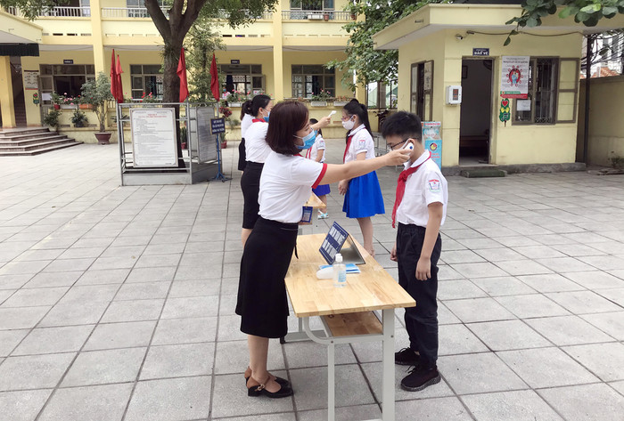 Học sinh Trường Tiểu học Phan Bội Châu (thành phố Cẩm Phả) được đo thân nhiệt trước khi vào lớp (Ảnh: CTV) Học sinh Trường Tiểu học Phan Bội Châu (thành phố Cẩm Phả) được đo thân nhiệt trước khi vào lớp (Ảnh: CTV)