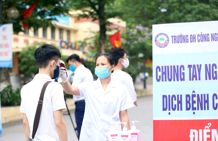 Học sinh tại Quảng Ninh quay trở lại trường học được đo thân nhiệt, vệ sinh sát khuẩn bảo đảm an toàn (Ảnh: CTV) Học sinh tại Quảng Ninh quay trở lại trường học được đo thân nhiệt, vệ sinh sát khuẩn bảo đảm an toàn (Ảnh: CTV)