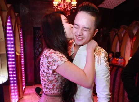 Fan cuồng không ngần ngại hôn Cao Thái Sơn trước đông người, cô còn tuyên bố muốn lấy anh làm chồng Fan cuồng không ngần ngại hôn Cao Thái Sơn trước đông người, cô còn tuyên bố muốn lấy anh làm chồng