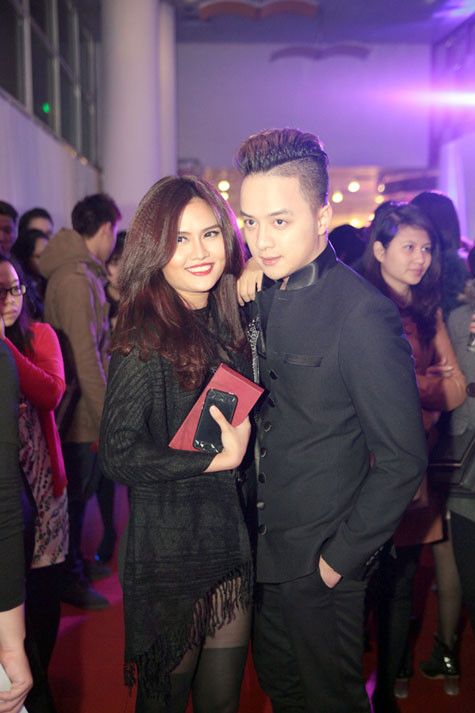 Ca sĩ Cao Thái Sơn dù có show diễn tối qua nhưng vẫn đến tranh thủ đến xem phim Ca sĩ Cao Thái Sơn dù có show diễn tối qua nhưng vẫn đến tranh thủ đến xem phim