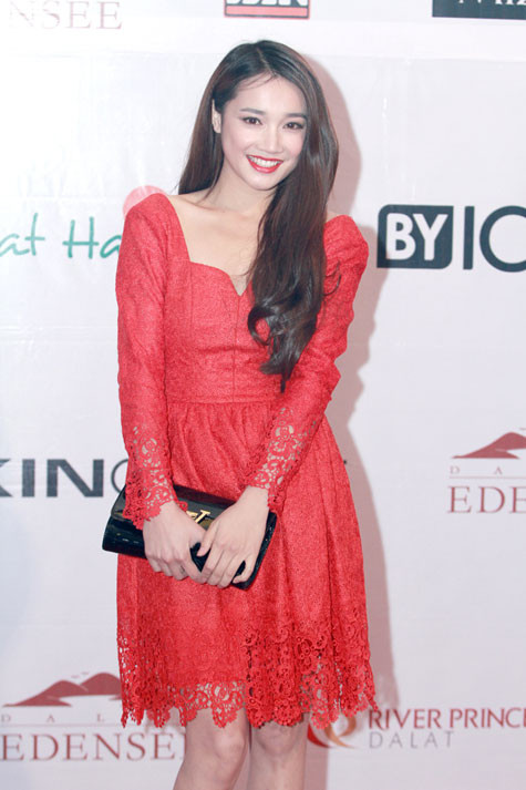 Diễn viên Nhã Phương đã khiến khán giả ngạc nhiên trước diễn xuất quá tròn trịa và tự nhiên của cô. Sau bộ phim 'Quả tim máu', nhiều người cho rằng, Nhã Phương sẽ trở thành 'Ngọc nữ' mới của điện ảnh Việt Nam. Diễn viên Nhã Phương đã khiến khán giả ngạc nhiên trước diễn xuất quá tròn trịa và tự nhiên của cô. Sau bộ phim 'Quả tim máu', nhiều người cho rằng, Nhã Phương sẽ trở thành 'Ngọc nữ' mới của điện ảnh Việt Nam.