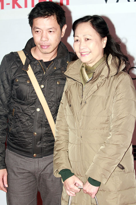 Diễn viên gạo cội Như Quỳnh gần như không bao giờ thiếu mặt trong các buổi ra mắt phim Việt. Cô chụp ảnh với nhân vật chính trong phim 'Quả tim máu'. Diễn viên gạo cội Như Quỳnh gần như không bao giờ thiếu mặt trong các buổi ra mắt phim Việt. Cô chụp ảnh với nhân vật chính trong phim 'Quả tim máu'.