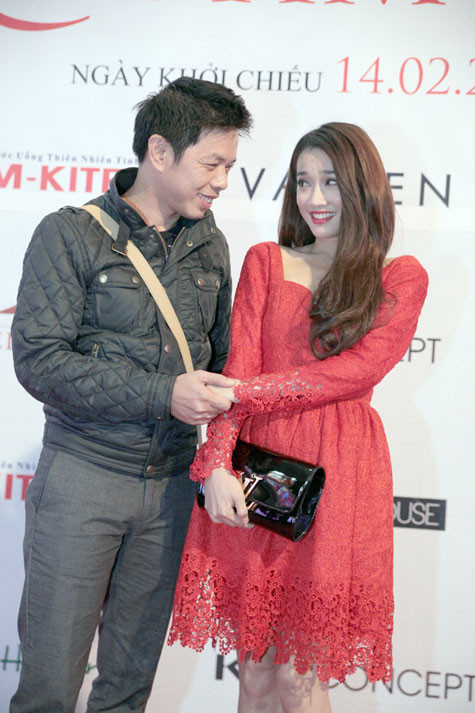 Hai diễn viên thể hiện ánh nhìn tình tứ trước giới truyền thông Hai diễn viên thể hiện ánh nhìn tình tứ trước giới truyền thông