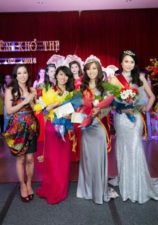 Thu Hoài bên cạnh những nhân viên xuất sắc nhất trong cuộc thi Hoa khôi do cô tổ chức Thu Hoài bên cạnh những nhân viên xuất sắc nhất trong cuộc thi Hoa khôi do cô tổ chức