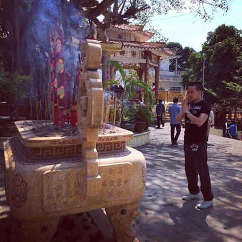 Cao Thái Sơn thường xuyên lên chùa để cầu sự bình an.