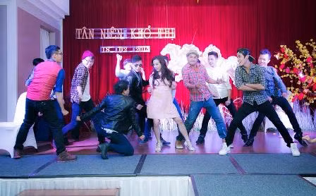 Thu Hoài cũng bộc lộ khả năng vũ đạo bên các chàng trai trẻ