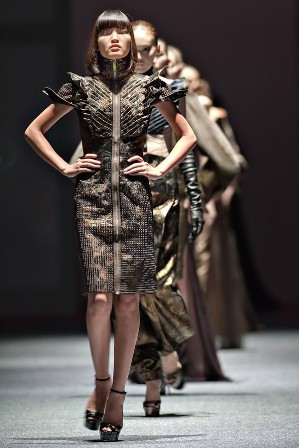 Chà Mi từng làm vedette trong show diễn của NTK Julien Fournie tại Singapore khi cô đang là thí sinh của Vietnam's Next Top Model Chà Mi từng làm vedette trong show diễn của NTK Julien Fournie tại Singapore khi cô đang là thí sinh của Vietnam's Next Top Model
