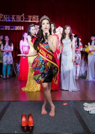 Cô bát ngờ bỏ giầy đi chân đất catwalk rồi chia sẻ giá trị của sự thông minh là cần thiết hơn ngoại hình Cô bát ngờ bỏ giầy đi chân đất catwalk rồi chia sẻ giá trị của sự thông minh là cần thiết hơn ngoại hình