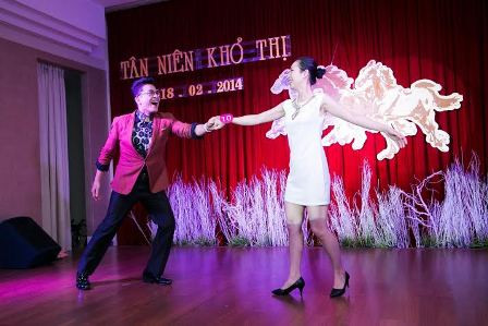 Anh cũng thể hiện một tiết mục nhảy sôi động trên sân khấu Anh cũng thể hiện một tiết mục nhảy sôi động trên sân khấu