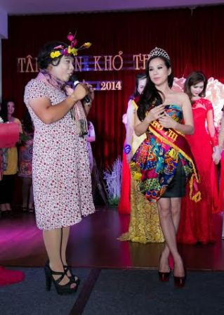 Hoa hậu Thu Hoài chia sẻ với MC hài hước trong tiệc đầu năm Hoa hậu Thu Hoài chia sẻ với MC hài hước trong tiệc đầu năm