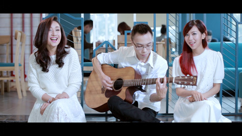 Cả hai đều giữ hình ảnh trẻ trung và ngọt ngào trong sản phẩm chung đầu tiên này Cả hai đều giữ hình ảnh trẻ trung và ngọt ngào trong sản phẩm chung đầu tiên này