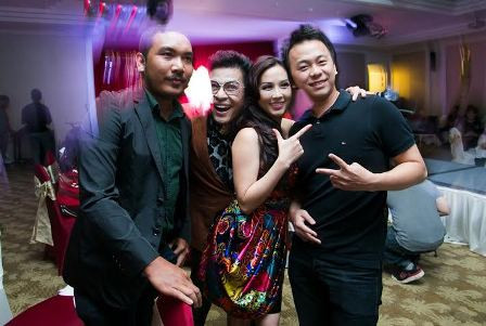 Nhiều bạn bè là nghệ sĩ của Thu Hoài cũng đến tham dự Nhiều bạn bè là nghệ sĩ của Thu Hoài cũng đến tham dự