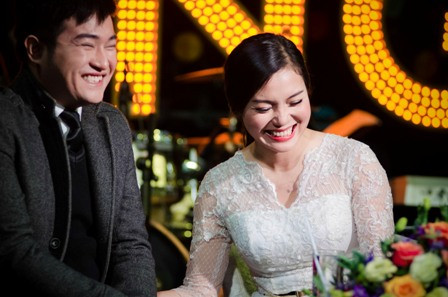 Cô cười rạng rỡ khi chia sẻ những kỉ niệm trong quá trình thực hiện MV