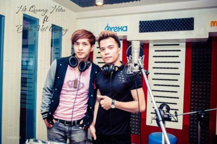 Ca sĩ Hồ Quang Hiếu (trái) và Đinh Việt Quang ( phải) từng vui vẻ thu chung ca khúc 'Nỗi buồn nơi anh'.