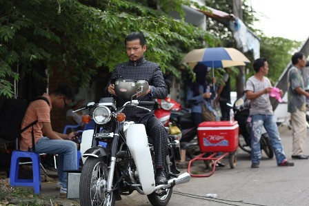 Sau khi tự nhận mình là 'ông Tưng', doanh nhân Hùng Cửu Long có vẻ rất đắt sô với phim ảnh. Sau khi tự nhận mình là 'ông Tưng', doanh nhân Hùng Cửu Long có vẻ rất đắt sô với phim ảnh.