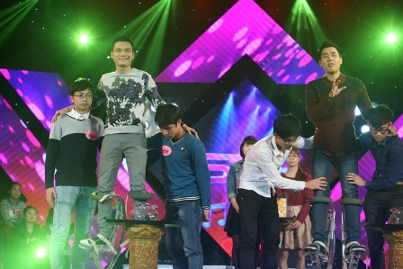 Anh tham gia trò chơi